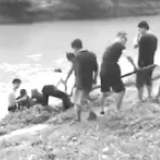 长沙圭塘河有男童落水 多名路人合力将其救起