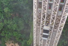 新华网丨湖南张家界：雨季汛期 高空巡检