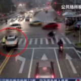 赞！湖北宜昌车辆“无人驾驶”冲向路口 辅警飞身拦车