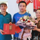 儿子考上北大，他亲手投递录取通知书！