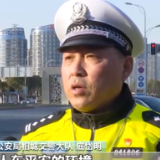 江苏苏州交警坚守岗位战严寒