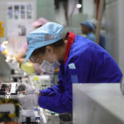 央视快评丨以辩证思维看待新发展阶段的新机遇新挑战