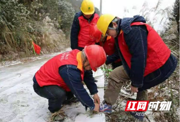 战寒潮丨脚上绑起草绳踏雪去巡线