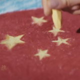 同升一面国旗，一起歌唱祖国