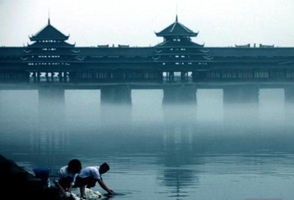 芷江重现“㵲水拖蓝”景观