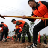 大雨洪水中的这7个瞬间，让我们流泪了……
