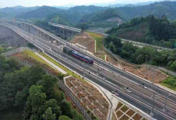 张吉怀铁路即将开通 湘西州人民喜迎“高铁时代”