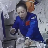 神舟十三号航天员顺利进入天舟三号丨航天员核对货运飞船物品 在轨工作展开