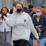 调查：多数美国年轻人认为美国民主陷入困境或者失败