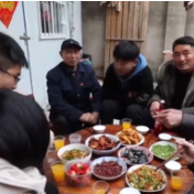 迎接新年！各地居民用自己的方式准备年夜饭