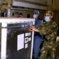 中国援助阿尔及利亚新冠疫苗抵阿