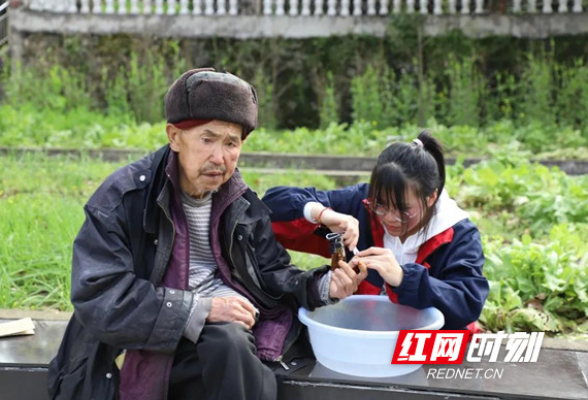 沅陵六中：学雷锋献爱心，情暖敬老院