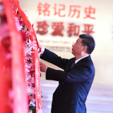联播+ | 鲜花朵朵祭先烈 习近平敬献花篮深情缅怀英雄