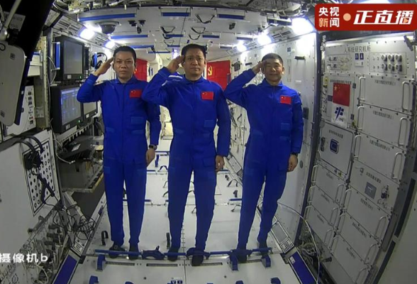 习近平同神舟十二号航天员通话：祝你们在太空工作生活顺利，我们在北京等候各位凯旋！