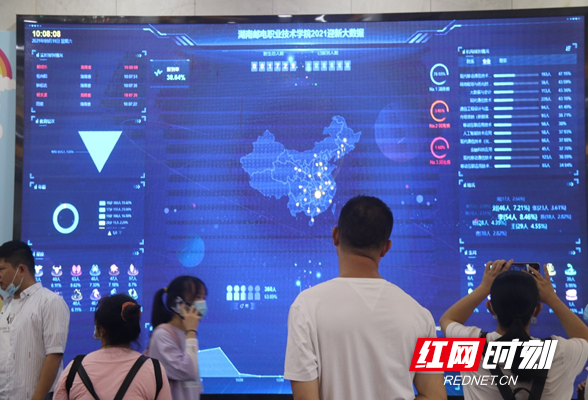 湖南邮电职院迎新日：推进信息化进程 让数据跑起来