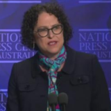 她让西方媒体客观看待中国，结果被迫辞职！