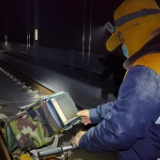 新春走基层丨高铁钢轨“医生”子夜寒风中守护春运回家路