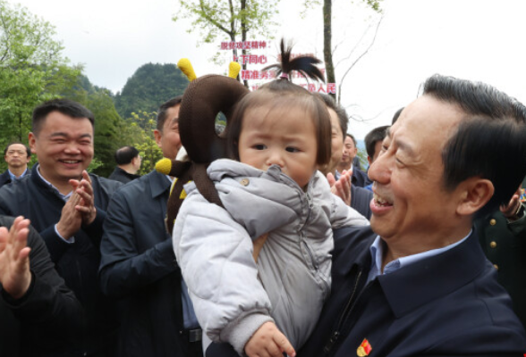 微海报丨在十八洞村，许达哲抱起了一个叫“思恩”的小女孩