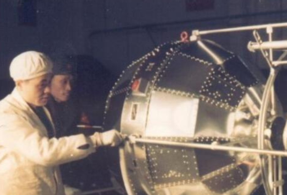 党史上的今天：1970年4月24日，第一颗人造卫星“东方红一号”顺利升空