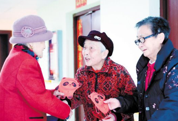 太可爱了，九旬老人“妙手生墩”