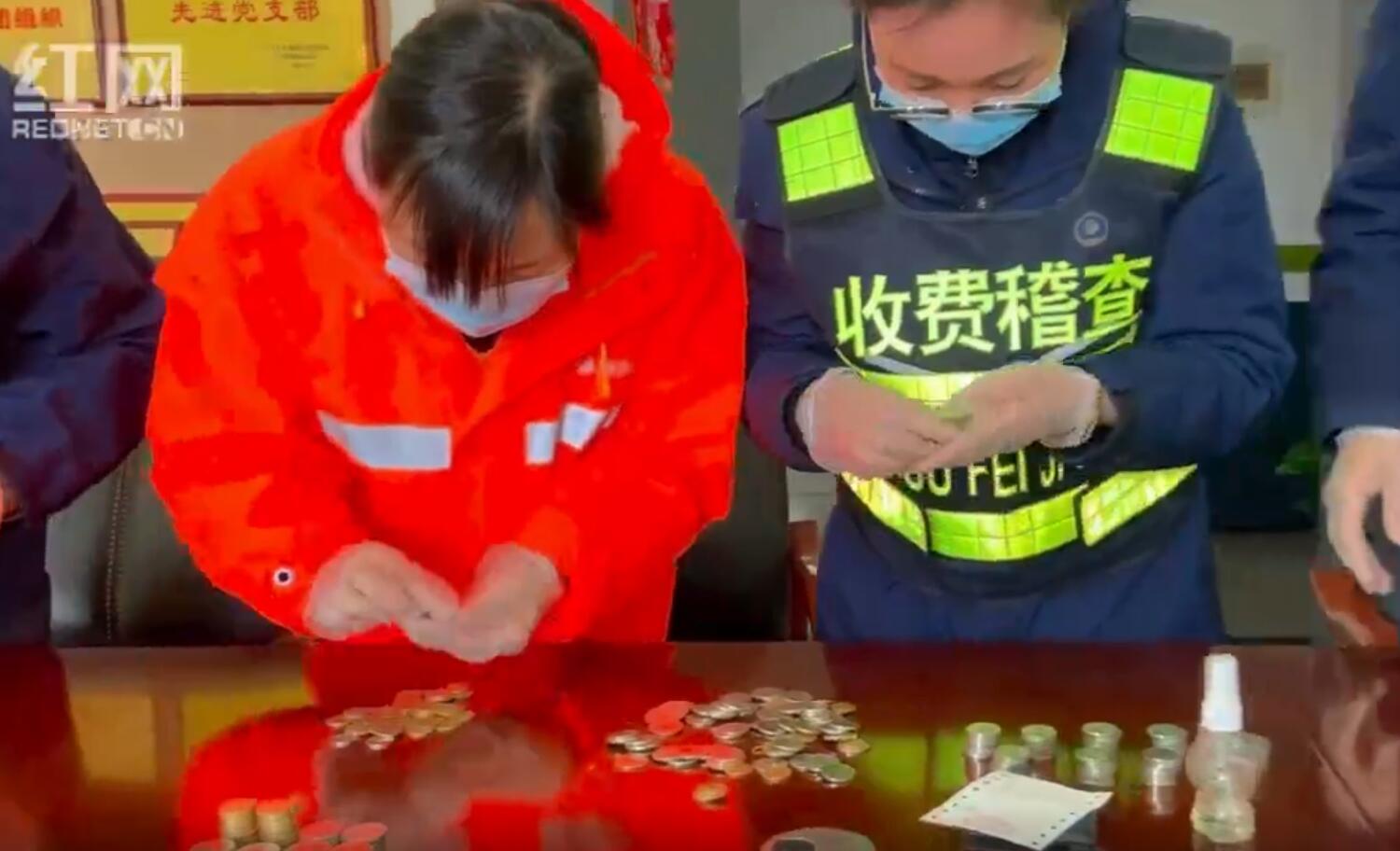 视频丨为司机清点近千枚硬币湖南收费员耐心服务暖人心-湖南频道