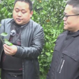 暴雨后排水渠堵塞，他一头扎了进去……