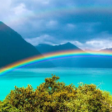 西藏巴松湖上的彩虹