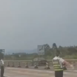 视频丨致敬英雄!娄底高速新化收费站开辟通道护送烈士“回家”