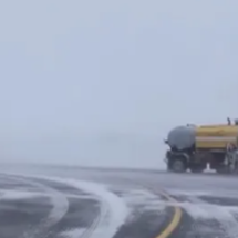 美国冬季风暴持续 加州交通堵塞高速公路封闭