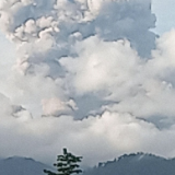 印尼杜科诺火山喷发 火山灰柱高度达1900米