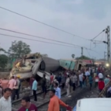 印度列车脱轨相撞事故救援基本结束 事故或由信号错误导致