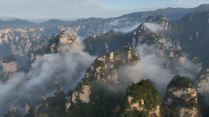 流云似浪绕峰林 十里画廊幻仙境