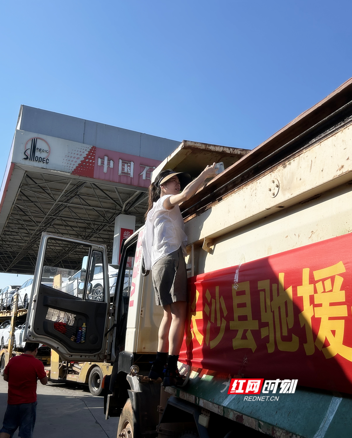 7月6日下午,在京港澳高速巴陵服务区,红网时刻记者朱丽萍爬上一辆来自长沙县的支援岳阳华容的运输车,拍摄载满石块的车厢。_副本.jpg 7月6日下午,在京港澳高速巴陵服务区,红网时刻记者朱丽萍爬上一辆来自长沙县的支援岳阳华容的运输车,拍摄载满石块的车厢。_副本.jpg