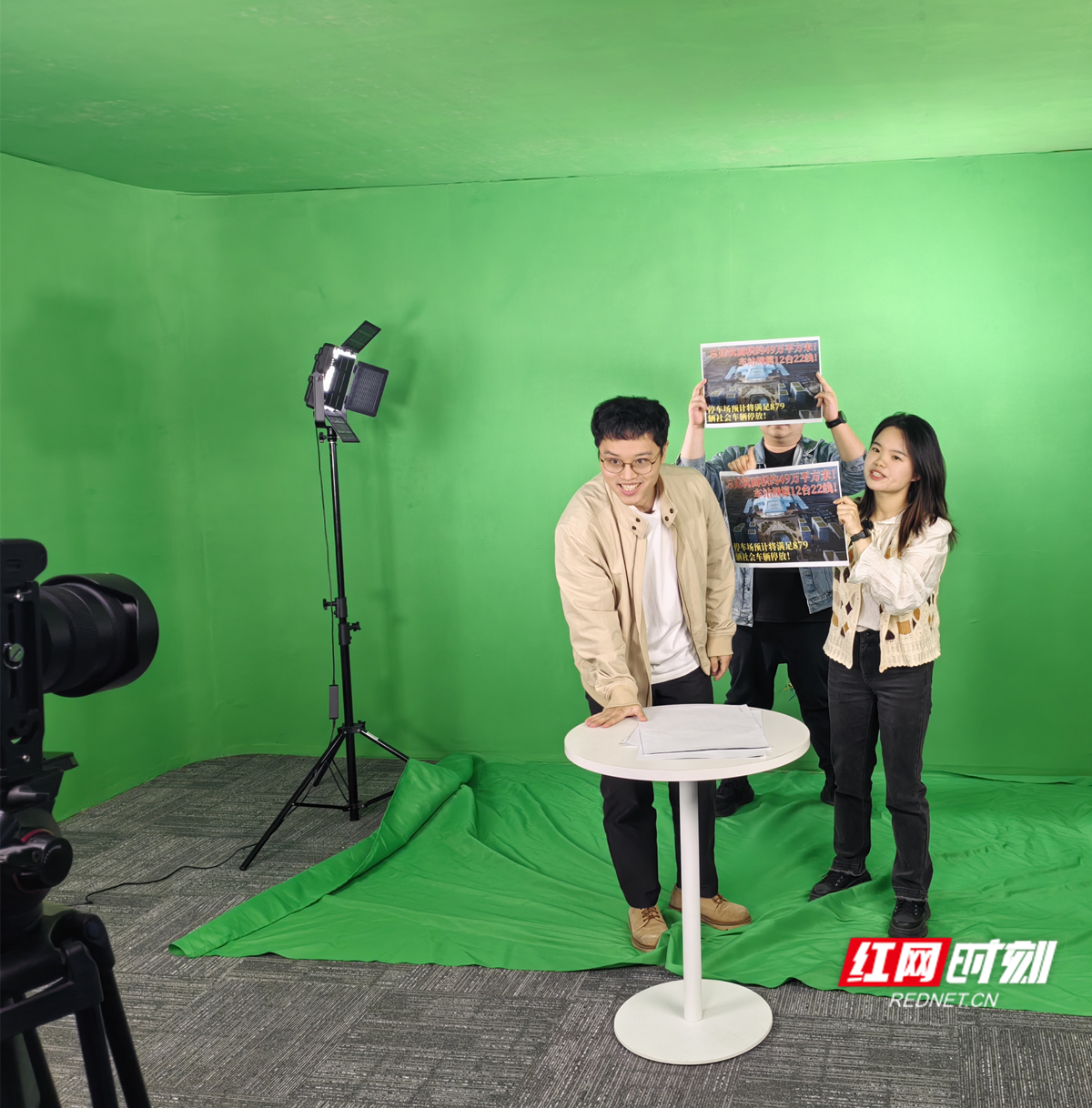 记者赵翼鹏在湘江新区策划拍摄《当我用直播带货打开项目建设》_副本.jpg 记者赵翼鹏在湘江新区策划拍摄《当我用直播带货打开项目建设》_副本.jpg