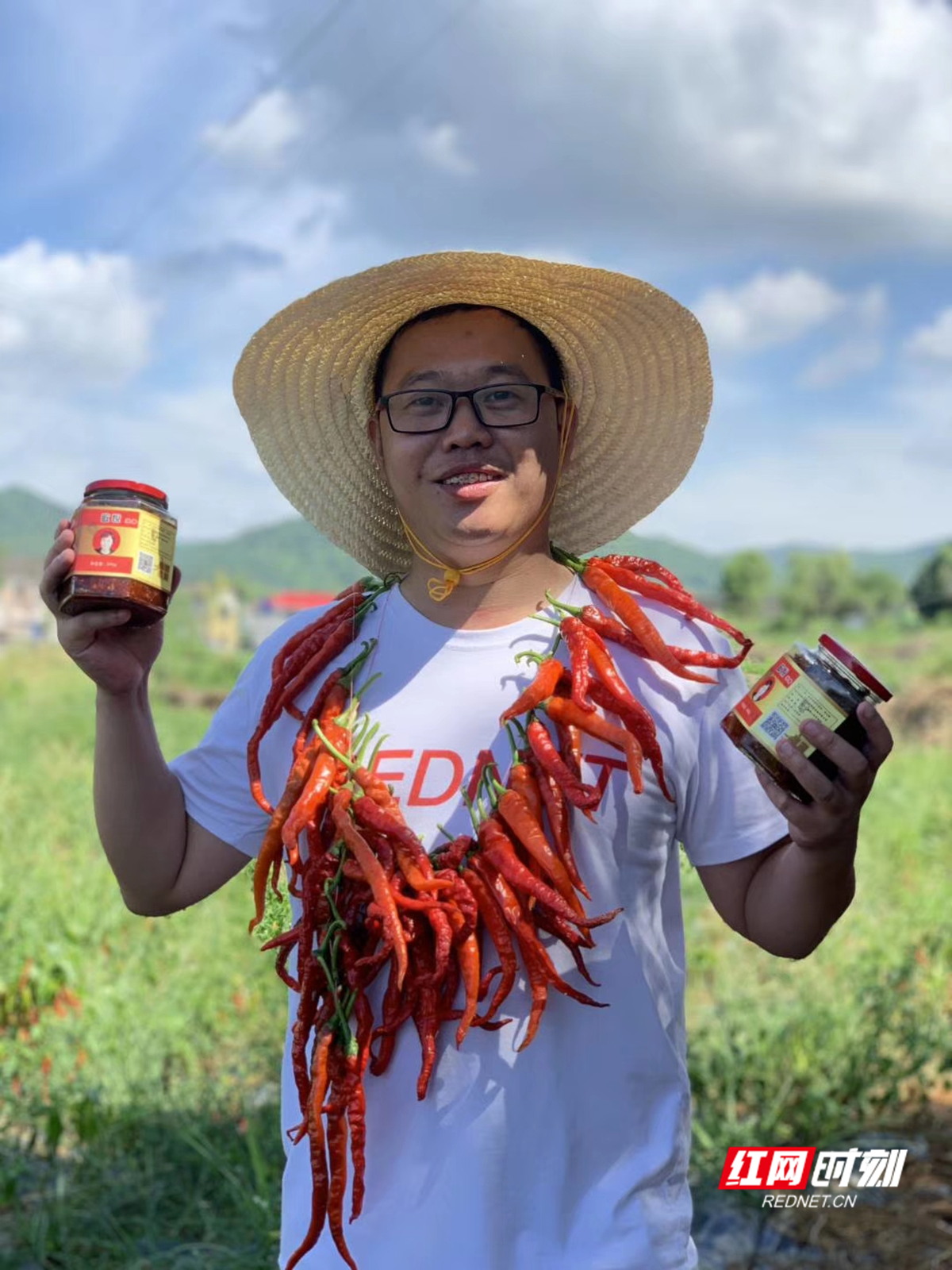 记者谭卫丰为新农村优质农产品代言_副本.jpg 记者谭卫丰为新农村优质农产品代言_副本.jpg