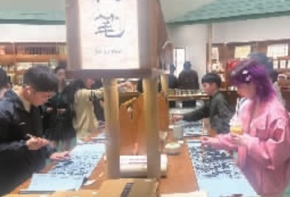 放下手机拿起毛笔 书法成年轻人解压新宠