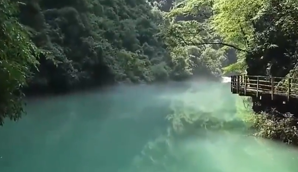 张家界：峡谷溪流化身“天然空调”