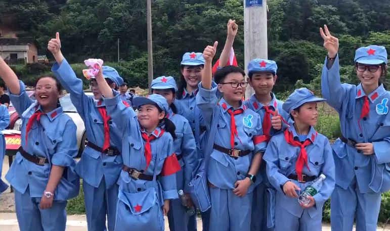 湖南湘乡中小学生重走红军路追寻红色记忆