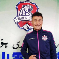 喀什足球小将“努尔飞腿”续约新疆天山雪豹