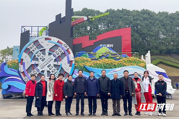 红网时刻12月14日讯 12月14日上午，体育湘军宣讲团“四进”活动走进中联中科。向艳梅、周玉、熊敦瀚、周继红走进中联重科，与企业员工们近距离互动。本文摄影/陈放
