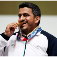 伊朗射击金牌得主是个励志大叔:现为男护士,练枪没几年