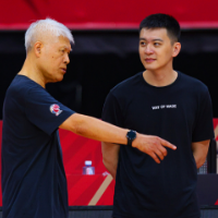 白发苍苍的蒋兴权举起冠军王鼎，弟子杨鸣谢师报恩