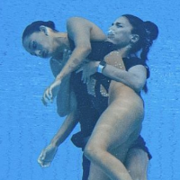 世锦赛惊魂一幕：美国花游女将泳池昏厥，沉入水底失去呼吸