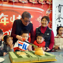 徐根宝崇明基地过八十大寿：中国足球人要抬起头向前走