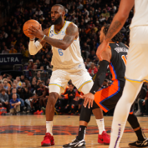 詹姆斯升至NBA助攻榜历史第四，他是“传球第一”的巨星