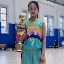 在球场“狂飙”的女孩，原来是小黄瑶