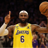 泪洒赛场！詹姆斯打破NBA得分纪录，他的传奇纵贯篮球历史