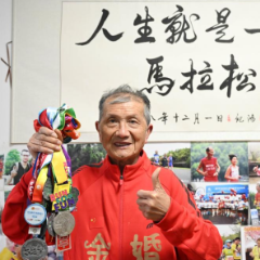 追光丨86岁，他依然在奔跑