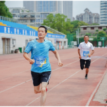 “奥运天团”集体为农民工运动会加油助威