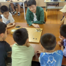 围棋国手彭立尧八段重返母校，与小棋手们“打”成一片